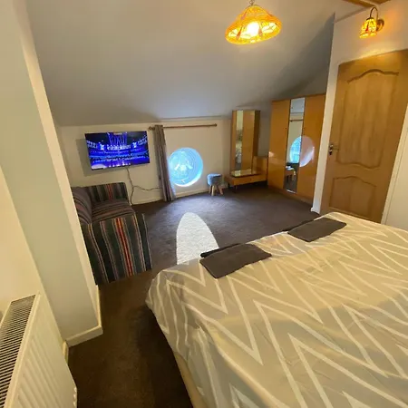 Lovely 2 Bed House In Holiday home *